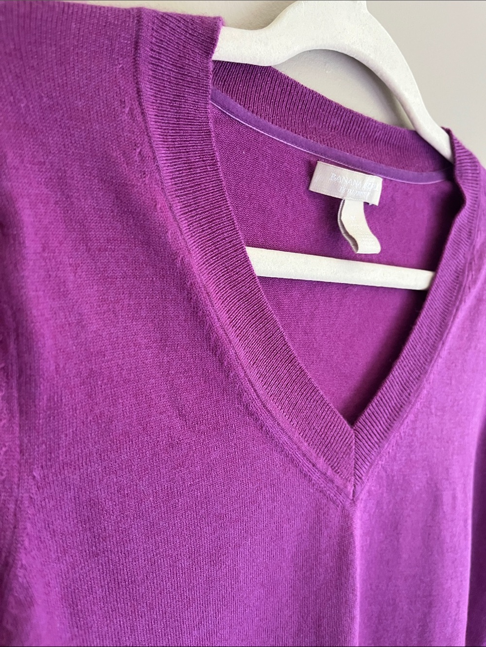 Banana Republic 100% Fine Merino Wool V-Neck Purple/ Magenta Sweater size medium - Picture 8 of 14
